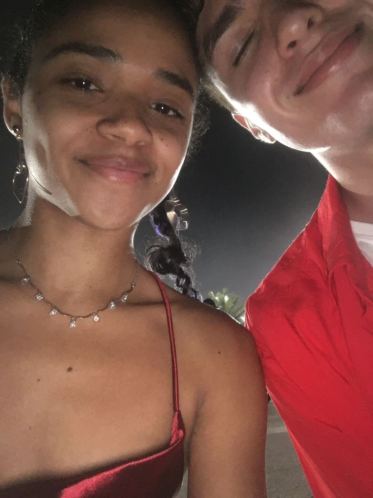 Moniqui e Felipe sorrindo juntos